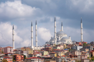 Fototapeta na wymiar Camlica Mosque, Istanbul, Turkey