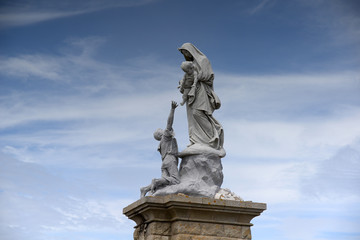 Fototapeta na wymiar Statue von Notre-Dame des Naufrages an der Pointe du Raz