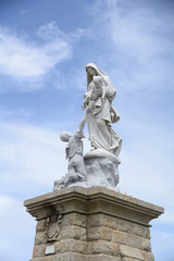 Fototapeta na wymiar Statue von Notre-Dame des Naufrages an der Pointe du Raz