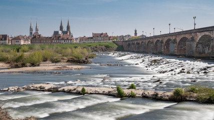 Ville de Moulins et pont Régemortes dans l'Allier 