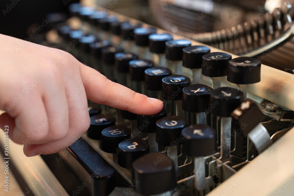 Fototapete hands writing on an old typewriter. retro-style. keyboard and font