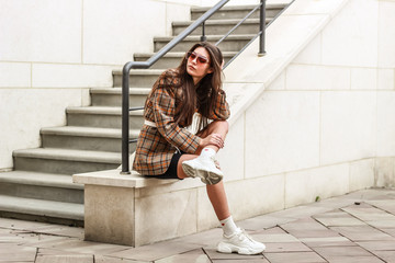 Portrait shooting of a stylish girl. Beige shades. Trends of spring and summer 2019. Wide jacket...