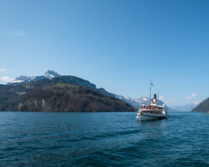 Obraz premium Raddampfer auf dem See