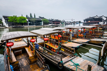 botes amarrados