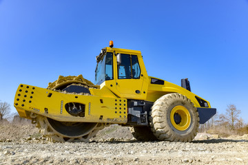 Fototapeta premium Baufahrzeug mit Walze auf einer Baustelle