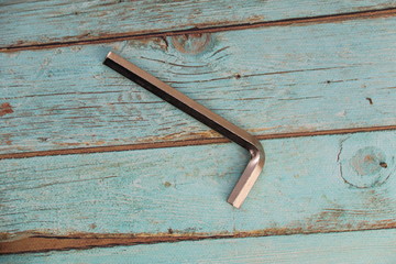 Clé métallique hexagonale