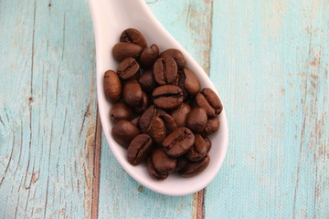 Grains de café dans une cuillère