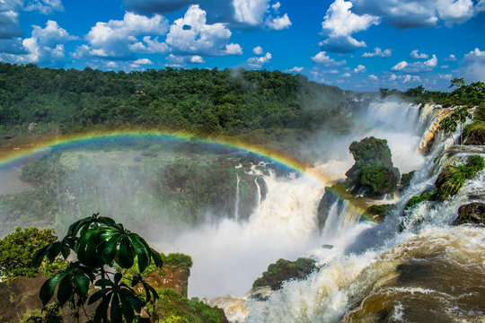 Paisaje paradisiaco natural de las cataratas de iguazú con un arcoiris