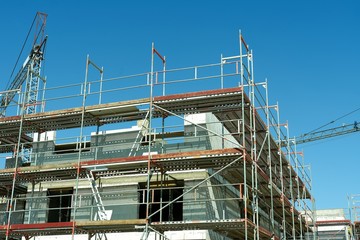 Wohnhaus Neubau mit Baugerüst.