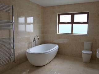 Fototapeta na wymiar Large bath in bathroom