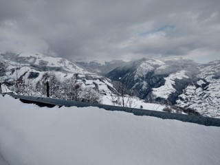 Bonitos Paisajes de invierno con monte y árboles cargados de nieve en pueblo de Parva, Rumanía,Transilvania