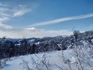 Bonitos Paisajes de invierno con monte y árboles cargados de nieve en pueblo de Parva, Rumanía,Transilvania