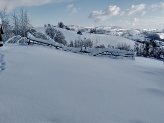 Fototapeta na wymiar Bonitos Paisajes de invierno con monte y árboles cargados de nieve en pueblo de Parva, Rumanía,Transilvania