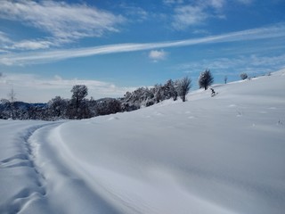 Bonitos Paisajes de invierno con monte y árboles cargados de nieve en pueblo de Parva,...