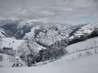 Obraz premium Bonitos Paisajes de invierno con monte y árboles cargados de nieve en pueblo de Parva, Rumanía,Transilvania