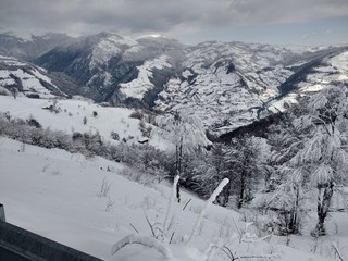 Bonitos Paisajes de invierno con monte y árboles cargados de nieve en pueblo de Parva,...