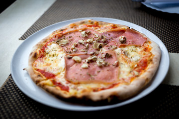 pizza with ham and cheese