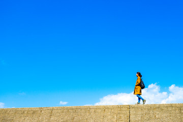 旅をする女性・青空背景