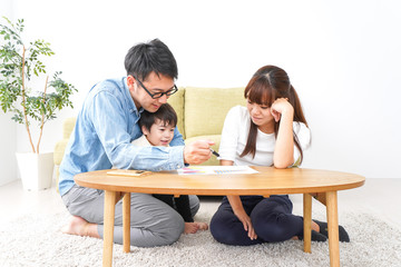 家族会議をする若い夫婦