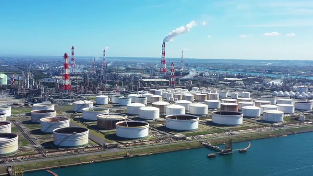 工場　製油所　空撮
