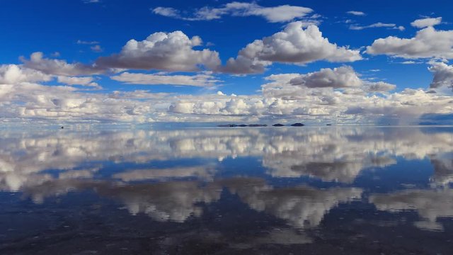 雨季のウユニ塩湖  青空の鏡張り