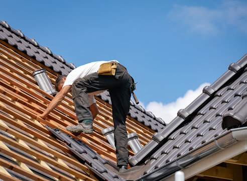 Dach eindecken auf einen Neubau 