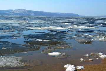 The wide expanse of the Kuibyshev reservoir, filled with melting ice