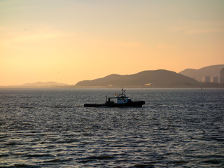Obraz premium Incheon coastline, South Korea, under the background of sunset and blue sky, with ships sailing, city horizon.