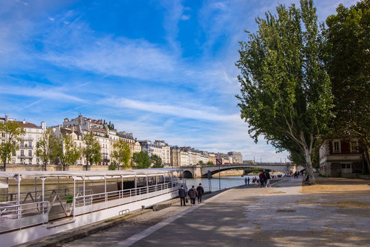 Pont De La Tournelle In Paris, France.