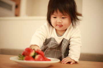 イチゴを食べる赤ちゃん