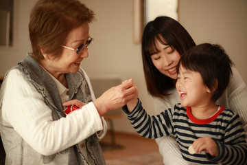お小遣いをもらう男の子