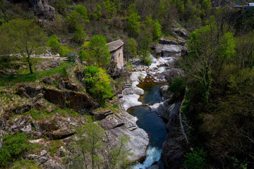 Blick auf Antraigues-sur-Volane in der Ardeche