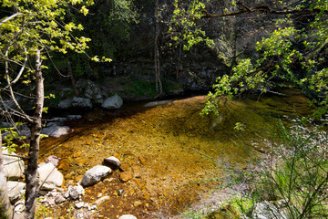 Flusslandschaft bei Jaujac in den Monts d'Ard&eacute;che in Frankreich