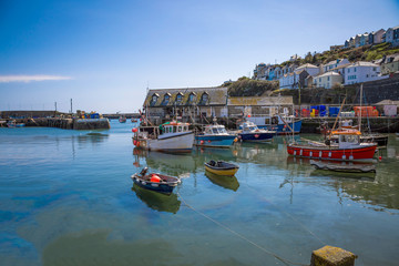 Hafen in Mevagissey Cornwall mit vielen Fischerbooten