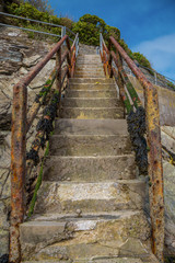 Rostige Fischertreppe in einem Hafen in Cornwall