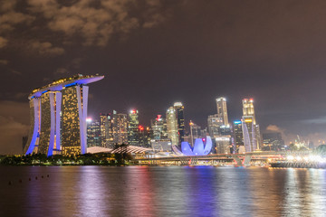 Obraz premium Panoramę Singapuru na przystani podczas zmierzchu. Widok z lotu ptaka dzielnicy biznesowej Singapuru na tle
