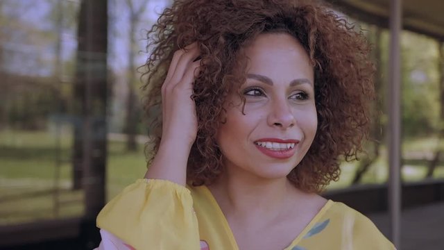 Eine attraktive Frau singt und tanzt, Zeitlupe