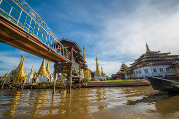 Obraz premium Strolling by boat in Inle Lake, Myanmar.