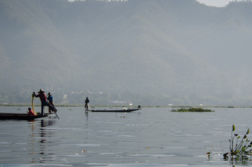 Naklejka premium Strolling by boat in Inle Lake, Myanmar.
