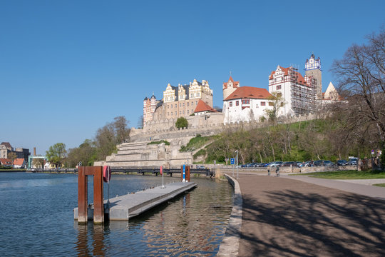 Blick zum Schloss Bernburg vom Ufer der Saale