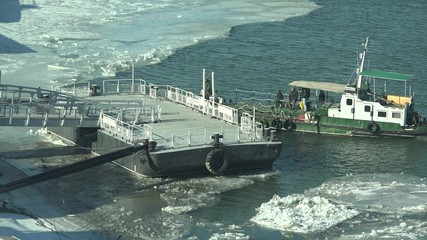 Naklejka premium Man land ship on port, frozen river