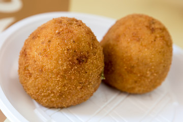 Arancini siciliani fritti ripieni di riso