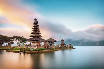 Papier Peint photo Bali Le temple Ulun Danu Beratan est un monument célèbre situé sur la rive ouest du lac Beratan, à Bali, en Indonésie.