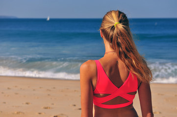 Naklejka premium Back view of woman looking at sea