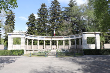 Fototapeta na wymiar Monument aux morts des 2 guerres mondiales en hémicycle à Lons le Saunier - Jura - Place de la Chevalerie