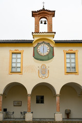 Fototapeta na wymiar Uhr im Innenhof des 