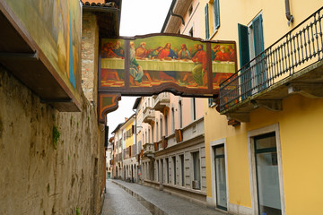 Gasse in Mendrisio zur Passionszeit, Tessin, Schweiz