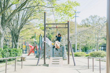 Fototapeta na wymiar 公園で遊ぶ女性