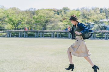 Fototapeta premium 公園の女性