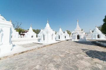 Fototapeta na wymiar Templo budista em Mandalay, Myanmar.
